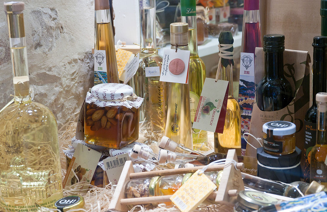 Souvenirl&auml;den in den alten Gassen von Trogir