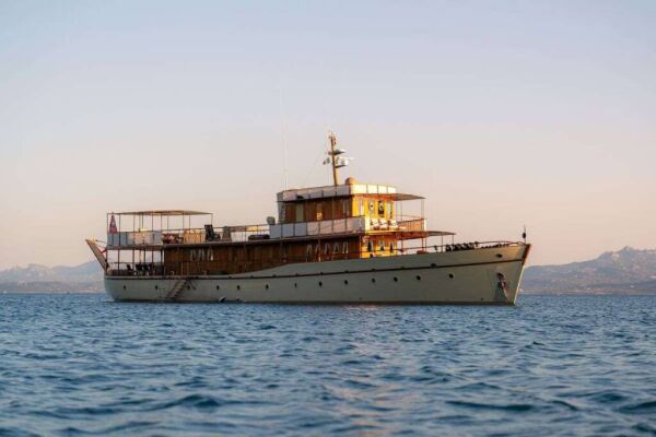 Yacht de luxe OVER THE RAINBOW OF LONDON