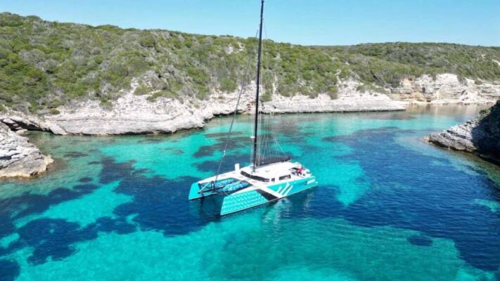 Catamarán de lujo con tripulación Avel Vaez