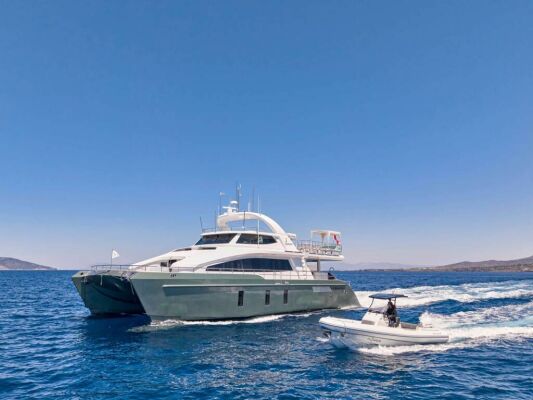 Catamaran de luxe avec équipage SAMARA