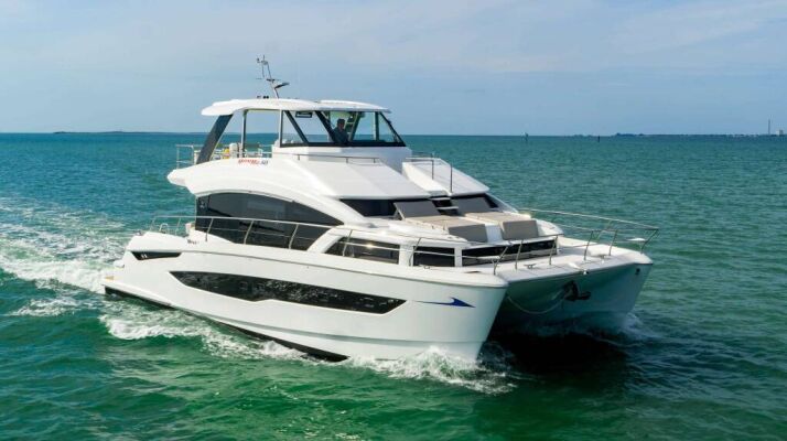 Catamaran de luxe avec équipage Painted Pelican 