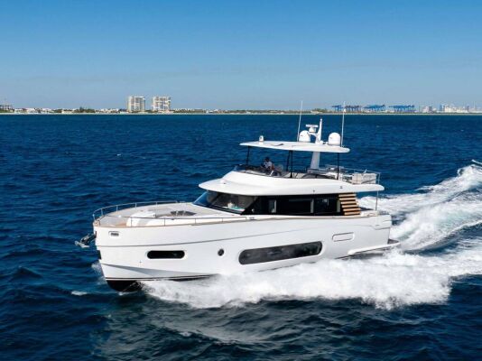 Luxury motor yacht Knot Caught Slippin