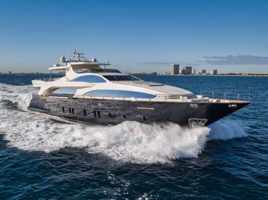 Luxury motor yacht VIVERE