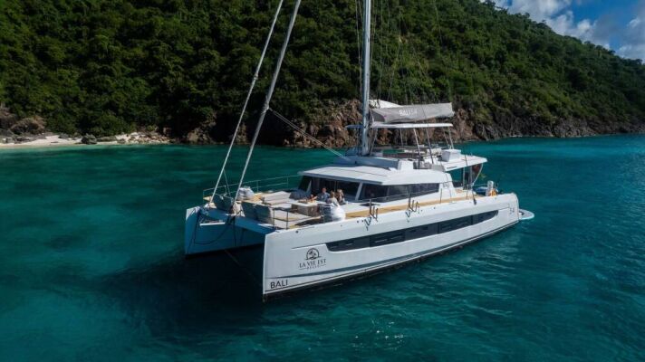 Catamaran de luxe avec équipage LA VIE EST BELLE