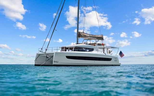 Catamaran de luxe avec équipage MAH NA MAH NA