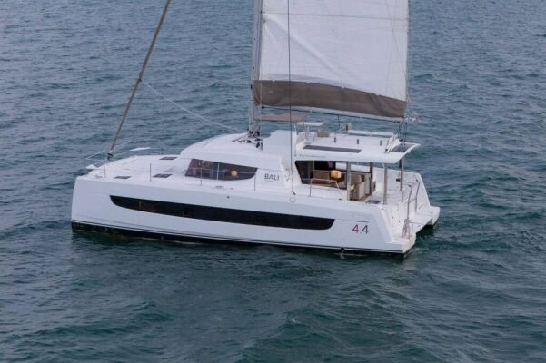 Catamaran de luxe avec équipage POINT CLEAR