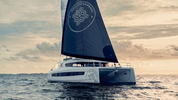 Catamaran de luxe avec équipage JUMEAUX