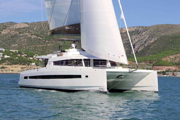 Catamaran de luxe avec équipage DIDYMOS
