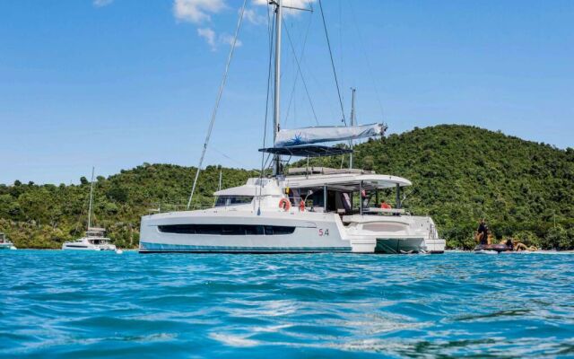 Catamaran de luxe avec équipage PERMABEAR