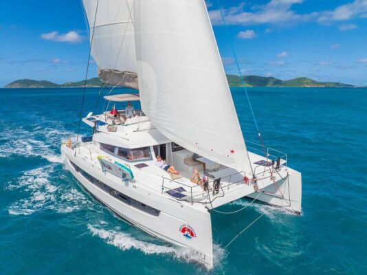 Catamaran de luxe avec équipage Destiny Unbound
