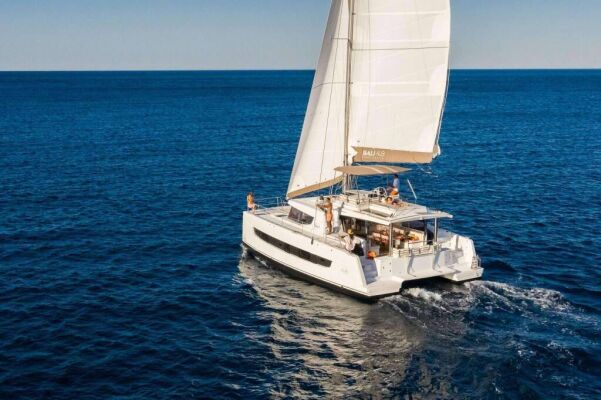 Catamaran de luxe avec équipage Magnificent
