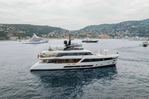Luxury motor yacht ALLURIA