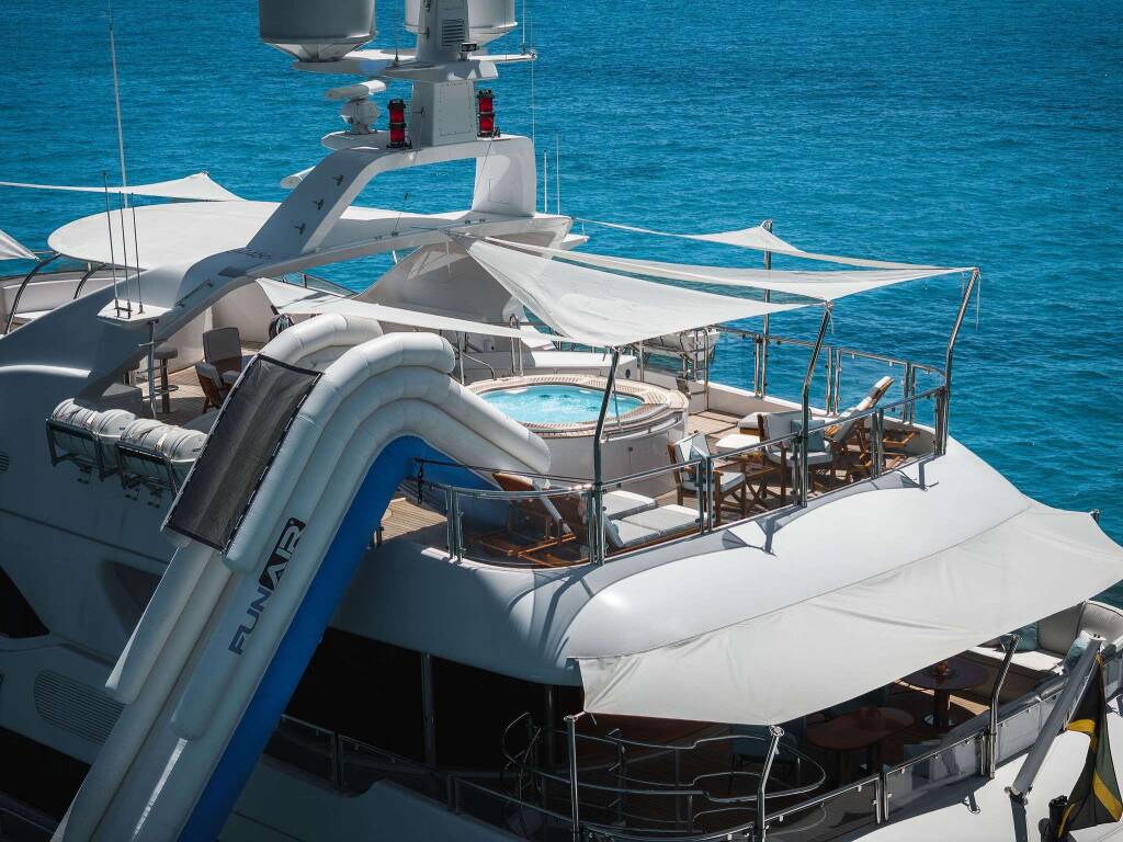 Luxury motor yacht Arthurs Way