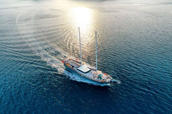 Goleta & Motovelero NEVRA QUEEN