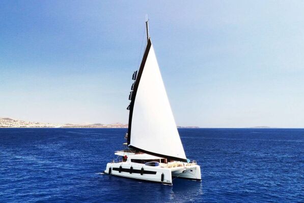 Catamarán de lujo con tripulación KOS 58.CAT