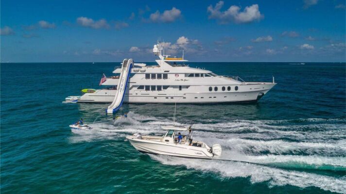 Yacht de luxe I LOVE THIS BOAT
