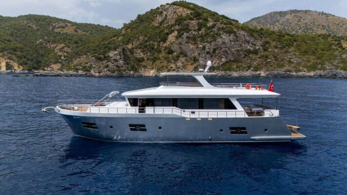 Luxus-Motoryacht LAVIN