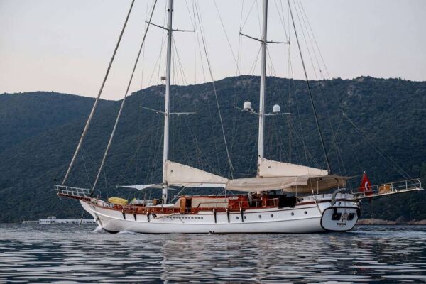 Goleta & Motovelero BABYLON