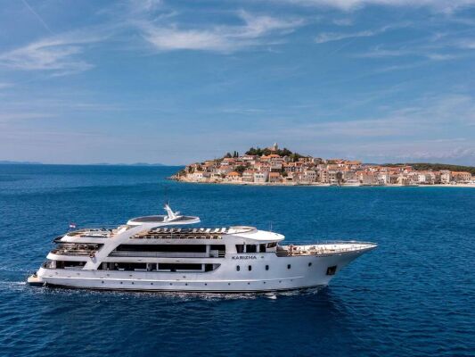 Small Cruise Ship Karizma