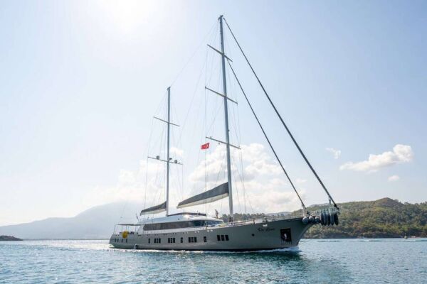 Goélette & Voilier à moteur DE LOVE