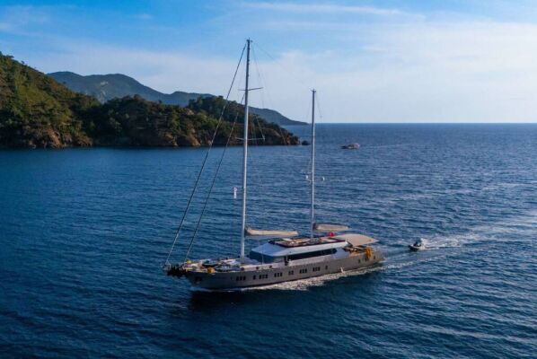 Goleta & Motovelero KING OF THE SEA