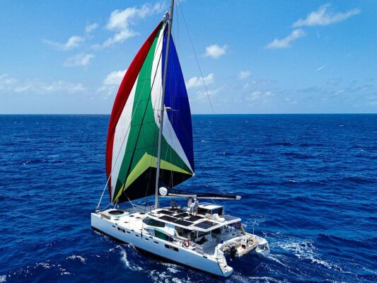 Catamaran de luxe avec équipage AWATEA