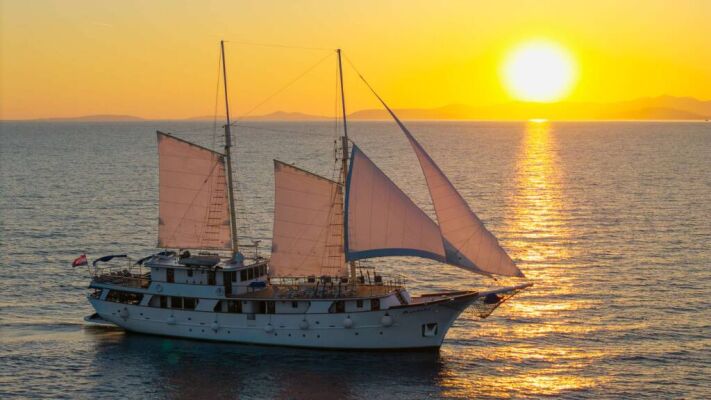 Goélette & Voilier à moteur Mendula