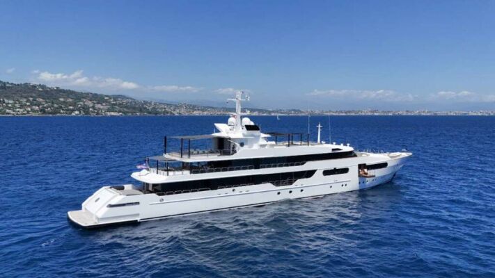 Yate de lujo MAGNA GRECIA