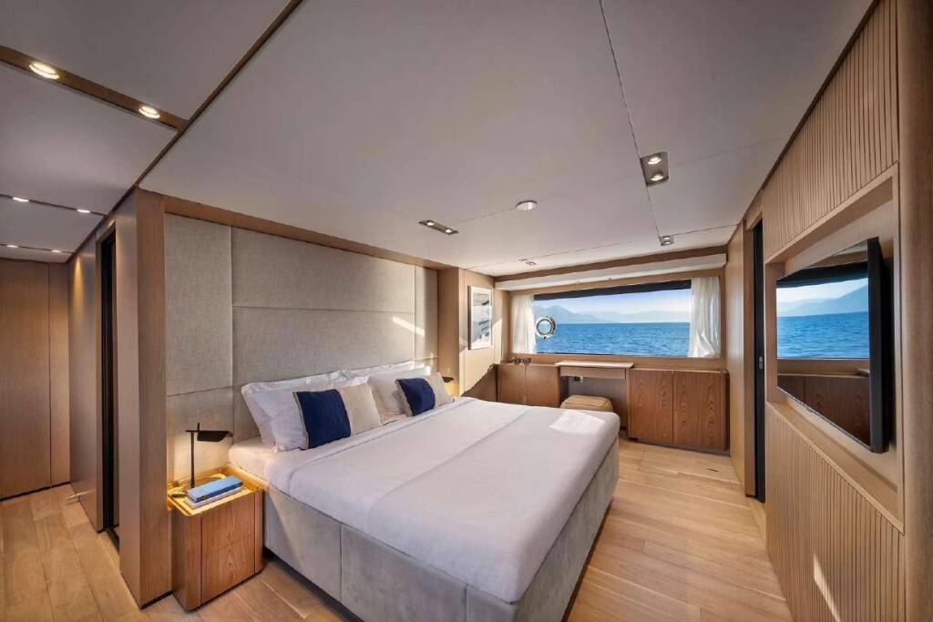 Luxury motor yacht IANASSA