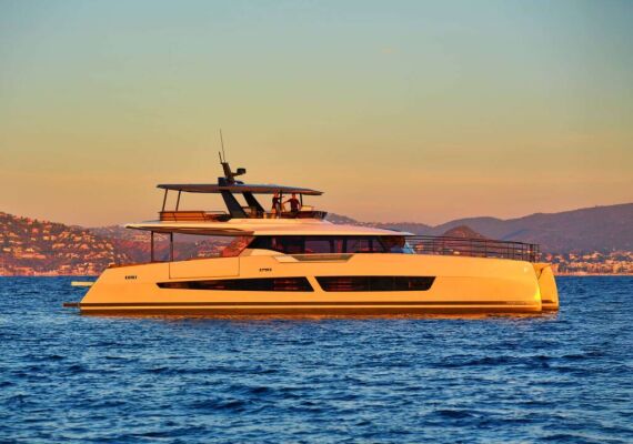 Catamaran de luxe avec équipage CHRISTAL MIO 80