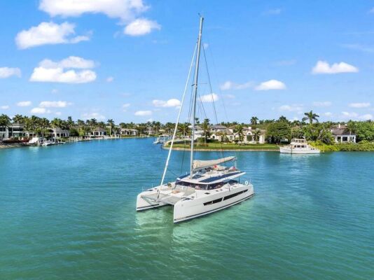 Catamaran de luxe avec équipage HALCYON