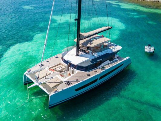 Catamaran de luxe avec équipage Azure