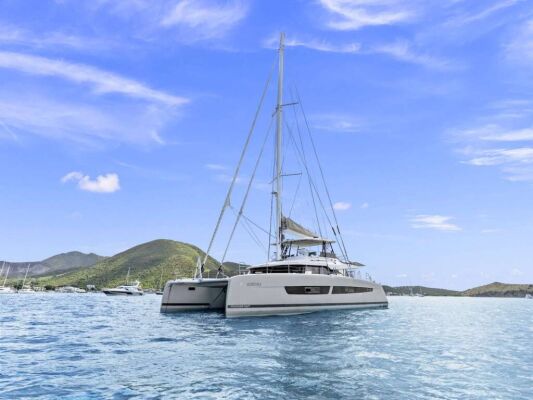 Catamaran de luxe avec équipage ADEONA
