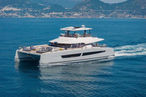 Catamarán de lujo con tripulación CORE