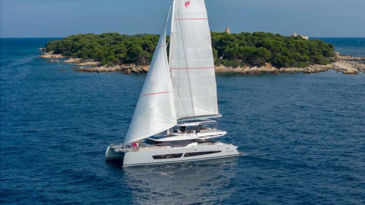Catamaran de luxe avec équipage Thira 80