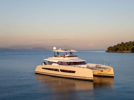 Catamaran de luxe avec équipage ARIVA