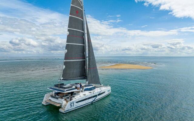 Catamaran de luxe avec équipage BLUE ONE