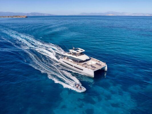 Catamaran de luxe avec équipage ChristAl MiO