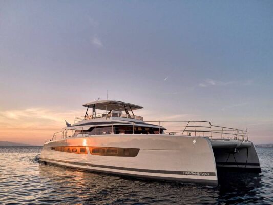 Catamaran de luxe avec équipage ALENA