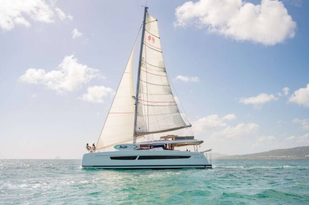 Catamaran de luxe avec équipage Beyond