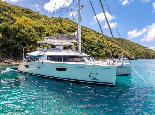Catamaran de luxe avec équipage SANDY CINCO