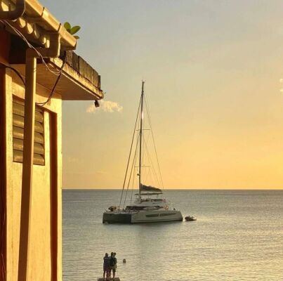 Catamarán de lujo con tripulación LOOMA