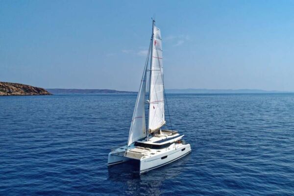 Catamarán de lujo con tripulación HELIDONI