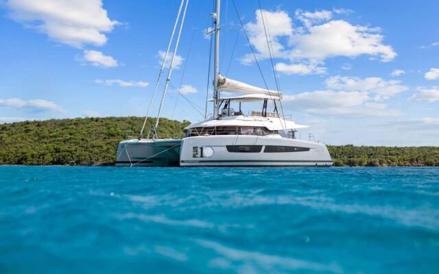 Catamaran de luxe avec équipage PLUS 10