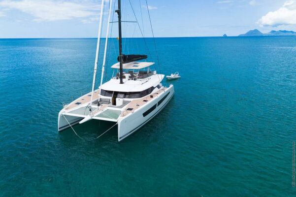 Catamaran de luxe avec équipage OKINAWA