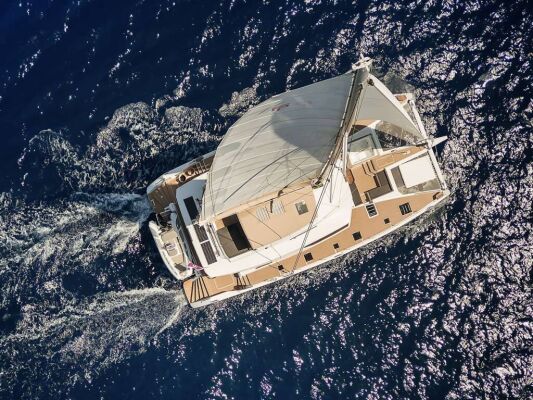 Catamaran de luxe avec équipage NEOW