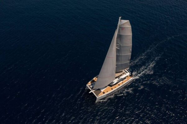 Catamaran de luxe avec équipage AETHER