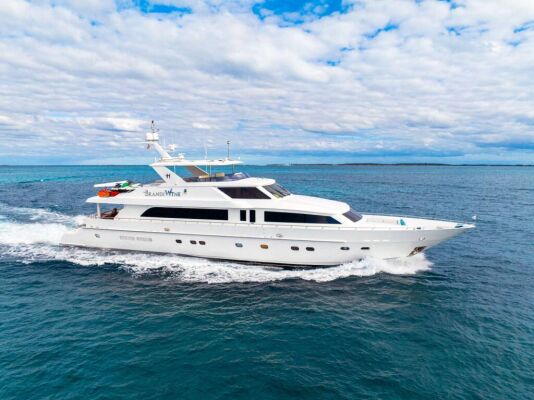 Luxus-Motoryacht BRANDI-WINE