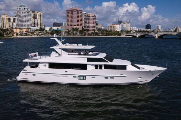Luxury motor yacht RISK TAKER