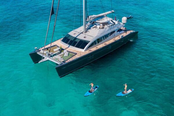 Catamaran de luxe avec équipage CARTOUCHE